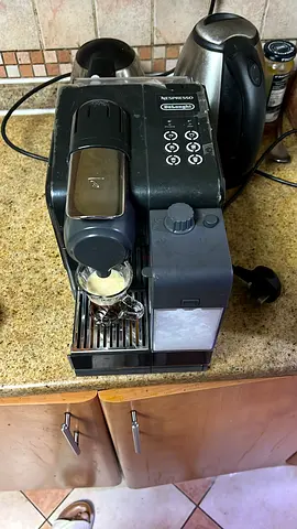 Made in italy nespresso  Capsule espresso machine with integrated milk frother - used