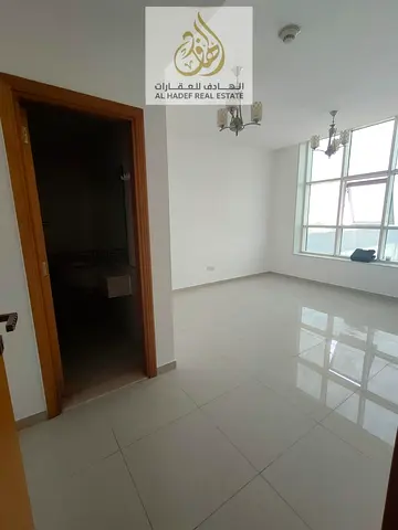 شقة غرفتين ماستر وصالة للإيجار في الشارقة الخان مع بلكونة وستور وموقع مميز قريب من الكورنيش والخدمات