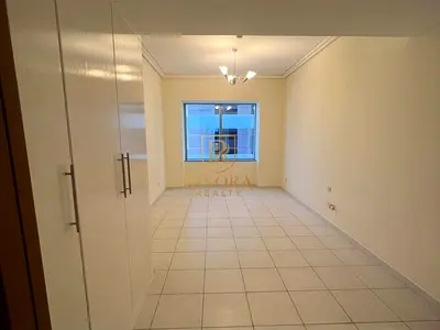 شقة من ثلاث غرف نوم وصالة خلال 30 يومًا مع فترة سماح، يتم الدفع على 6 شيكات.