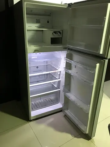 Hitachi Fridge to sell - Dubai marina