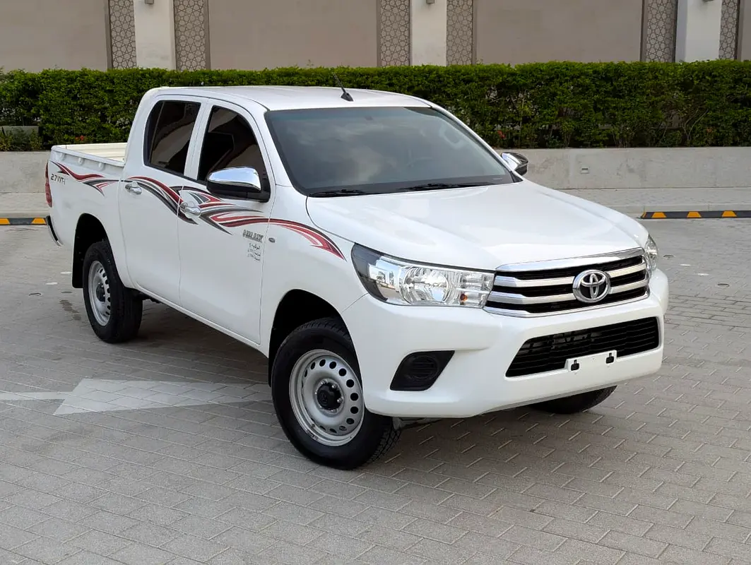 Toyota Hilux 2022 — photo 1 of 14