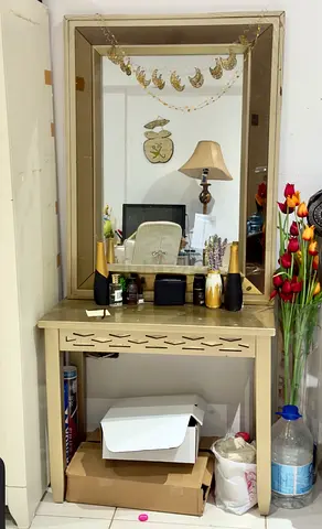 Elegant Table with Mirror