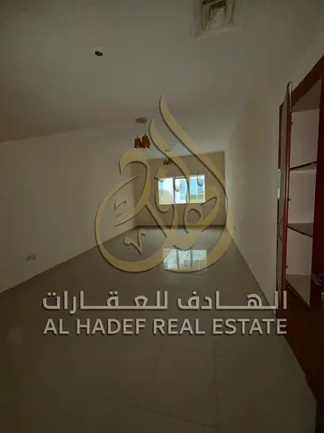 متاح للإيجار شقة مميزة في منطقة التعاون بالشارقة تقع صف أول على الكورنيش، مما يوفر إطلالة رائعة وأجواء هادئة وموقع مميز قريب من جميع الخدمات.  تتكون ا