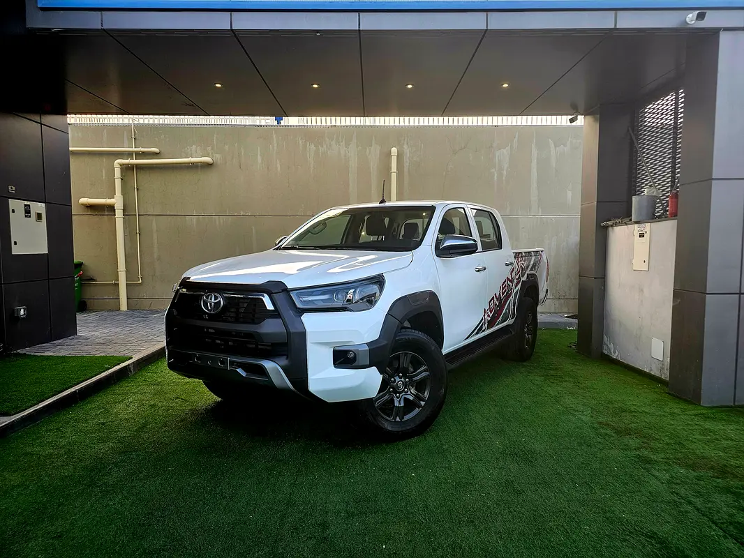 Toyota Hilux 2019 — photo 1 of 17