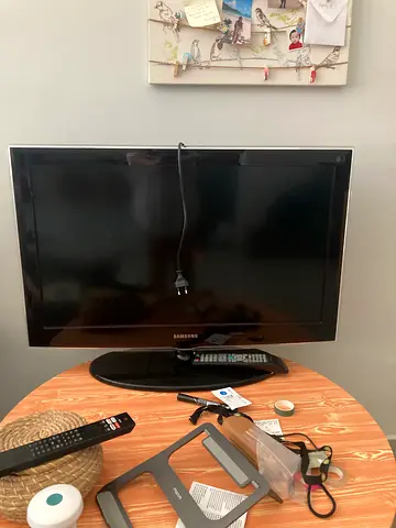 Samsung LCD TV with remote and power cable, working condition