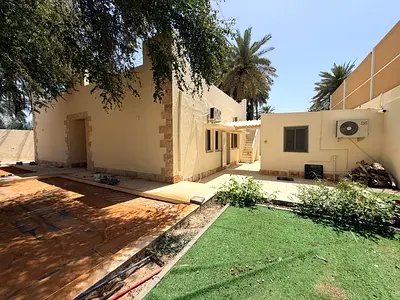 فيلا بيت عربي في الفلج مجددة بالكامل، 5 غرف ماستر، غرفة خادمة، ملحق وحديقة أمامية وخلفية، الإيجار 95,000 درهم دفعات سهلة.