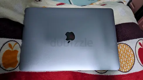 Macbook pro 2018 13 inch core i7 1TB