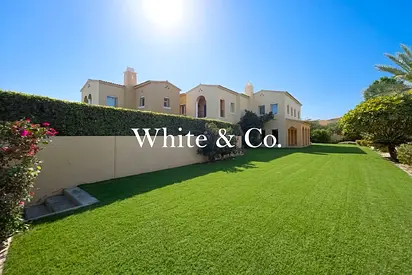 Exclusive | Lake Backing | Large Plot |