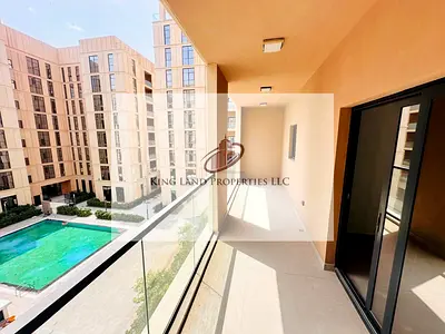 شقة جديدة كلياً بثلاث غرف نوم مع شرفة مطلة على المسبح للإيجار في منطقة الممشى، الشارقة