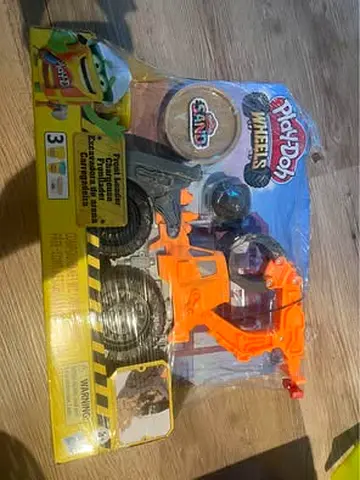 Brand new wheels playdoh front loader playset