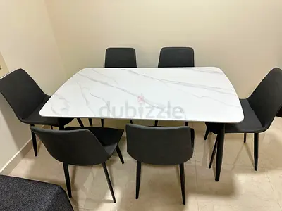 Strong and durable metal legs ensure stability and long-lasting use.