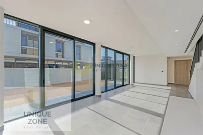 SINGLE ROW | NEAR AMENITIES
