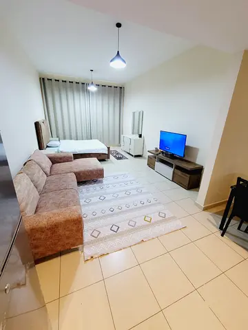 استوديو بأبراج عجمان ون، ثاني سكن، 3500 شهري شامل، تأمين 500.