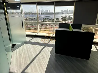 مكتب بتجهيزات فاخرة وقواطع زجاجية