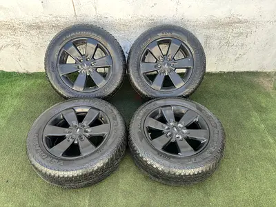 275/60/20 Yokohama with original 20” Ford F150