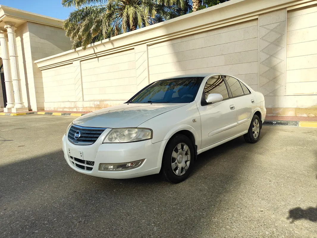 Nissan Sunny 2011 — photo 1 of 7