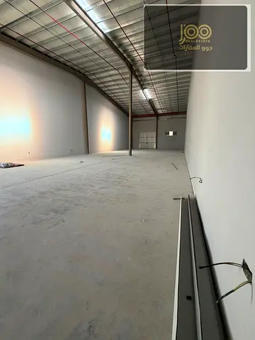 مستودع للإيجار السنوي – موقع مميز مع كهرباء 45 KW ومساحة 4,500 قدم²