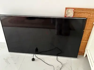 Flat-screen LED TV (working) — sold without stand smart tv hisense
