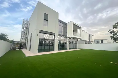 Landscaped | Single Row | Pool facing