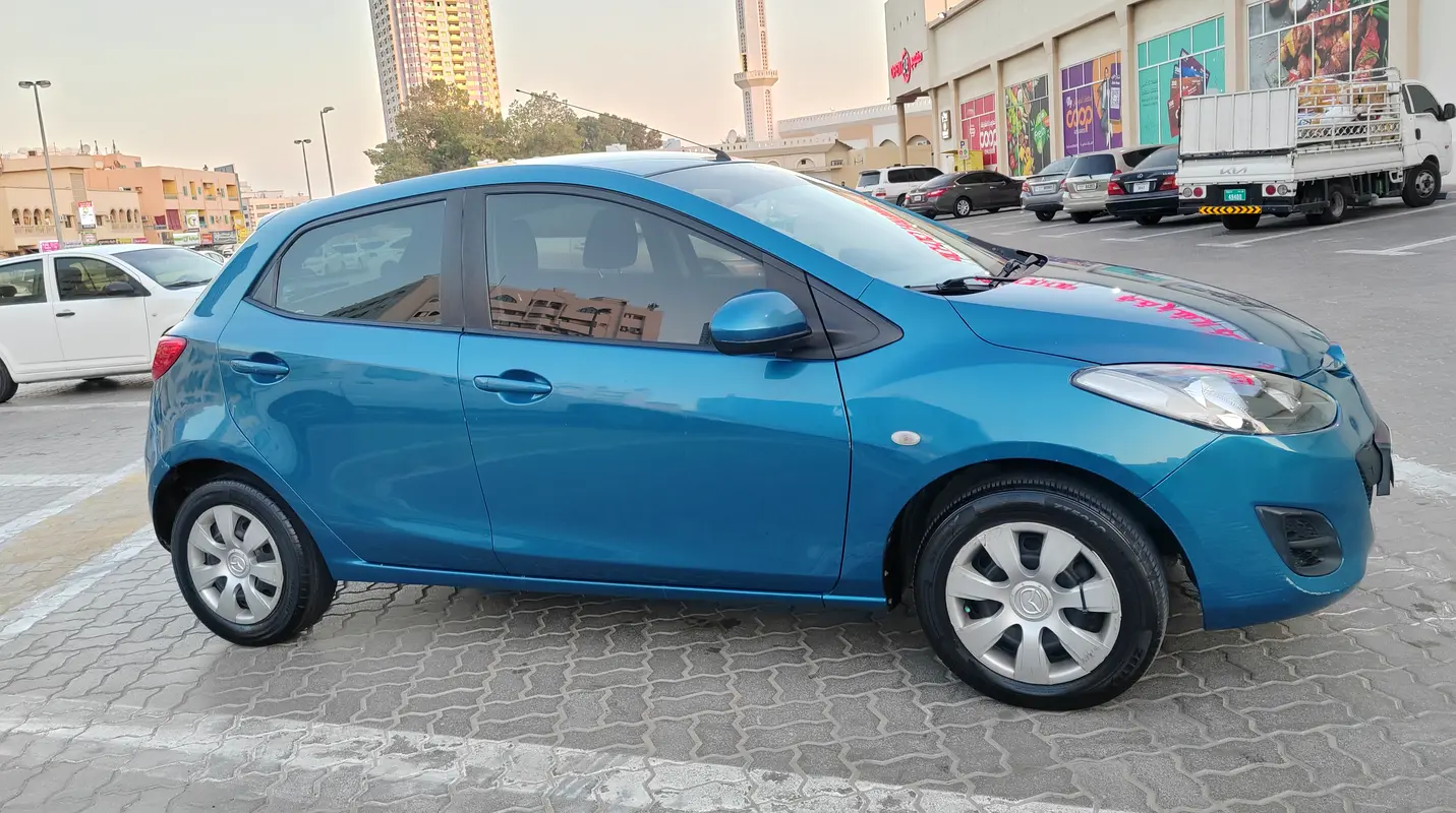 Mazda 2 2013 — photo 1 of 8