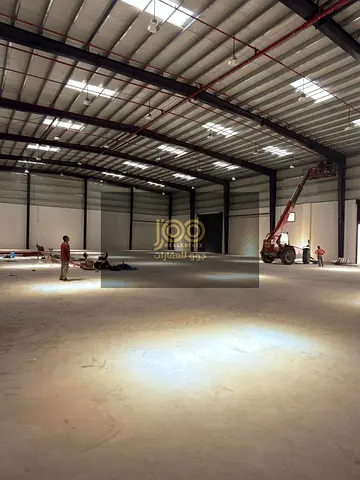 For sale in Umm Al Thuoob: a flat warehouse with a showroom, equipped with 230 kW electricity, suitable for all activities.