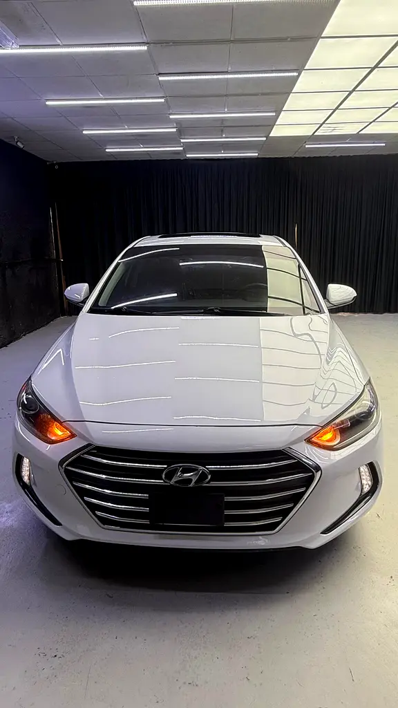 Hyundai Elantra 2017 — photo 1 of 9