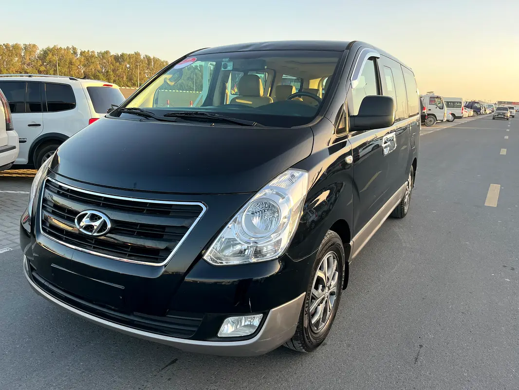 Hyundai H1 2017 — photo 1 of 13