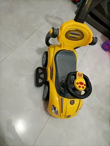 Yellow ride-on car with steering wheel and horn - good condition