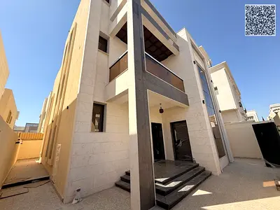 فرصة مميزة لاستئجار فيلا تضم 7 غرف نوم رئيسية، وفناءً داخلياً، وشرفة على السطح.