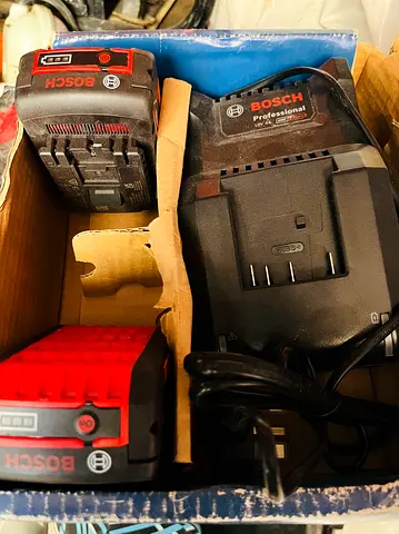 Bosch Professional Starter Set GAL 18V-40 + 2 x GBA 4,0Ah, 2 x 18 V battery (Musaffah Abu Dhabi)