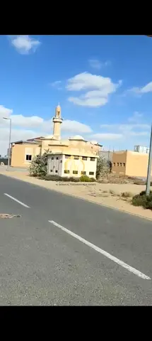 للبيع ارض سكنية في ضاحية البديع منطقة الحوشي تحديدا تملك حر للاخوة العرب المساحة 10000 قدم  تصريح البناء فيلا او فيلتين