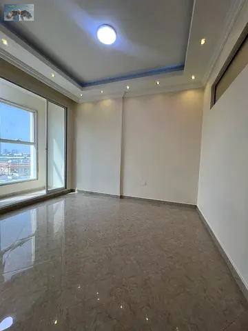 • غرفتين نوم وصالة • مساحة ممتازة وتصميم مريح • تكييف مركزي • 2 حمام • باركن خاص داخل البناية • موقع مميز قريب من مطعم بحر الإمارات • سهولة الخروج إلى