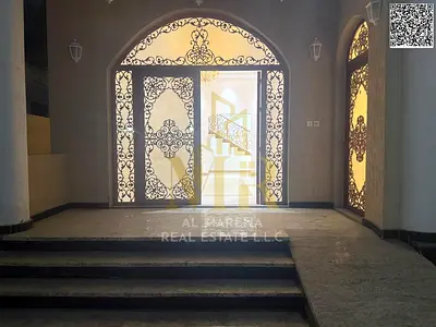 A villa with personal finishes, including electricity, water and air conditioning, located on a main street, close to all services, freehold ownership