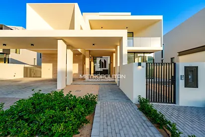 Premium Single Row|Panoramic Lake View| Rare Villa
