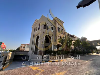 فرصة فاخرة للإيجار في منطقة الرفاعة – شاطئ الحيرة، فيلا كورنر سكنية تقع في ثاني صف من البحر مباشرة، مقابل فندق الشيراتون، داخل مجمع راقٍ يوفر الهدوء