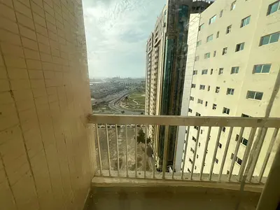 باركن مجانا بلكونة واسعة مع خزائن بالحائط مساحات واسعة وتسهيلات مرنة في السداد وموقع حيوي قريب لكافة التسهيلات الخدميه والمدارس  وقريب لمخرج دبي