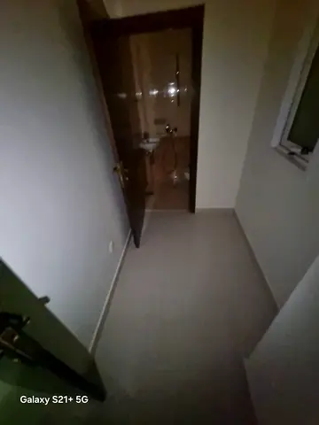 للإيجار السنوي في الشارقة – القاسمية (الند) ✨ 🏡 شقة واسعة ومميزة 🔹 غرفتين وصالة 🔹 مطبخ 🔹 4 حمامات 🔹 2 بلكونة 🔹 غرفة خادمة 🔹 خزائن حائط مدمجة 🎁