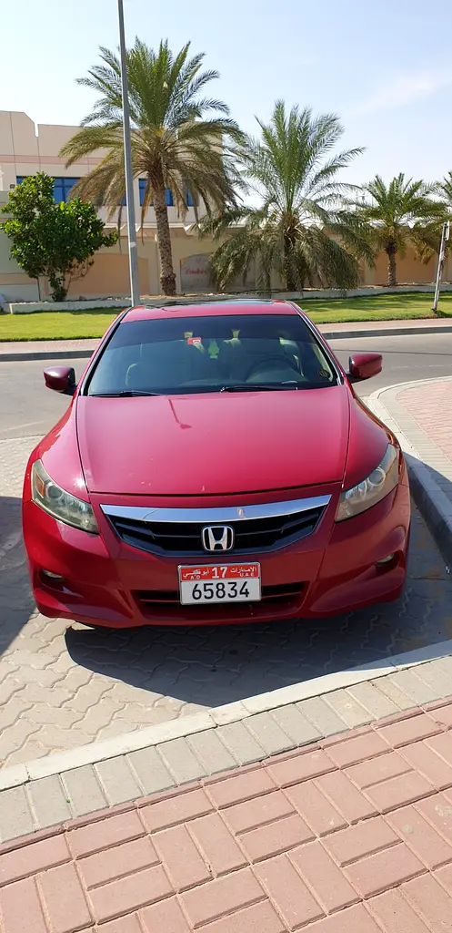 Honda Accord 2012 — photo 1 of 8