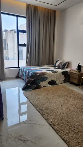 Luxury Calm room in a villa. Fully furnished with access to the kitchen and the yard. Free parking