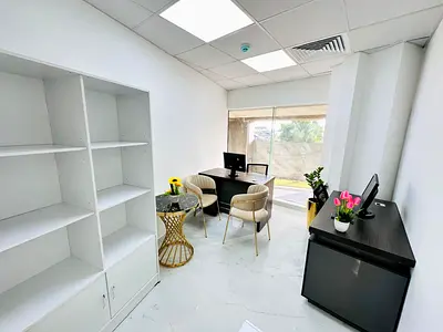 Modern Office | Bank Account Assistance | Free Amenities |