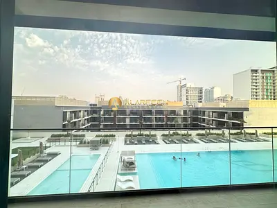 Pool View l 12 Cheques | Vacant