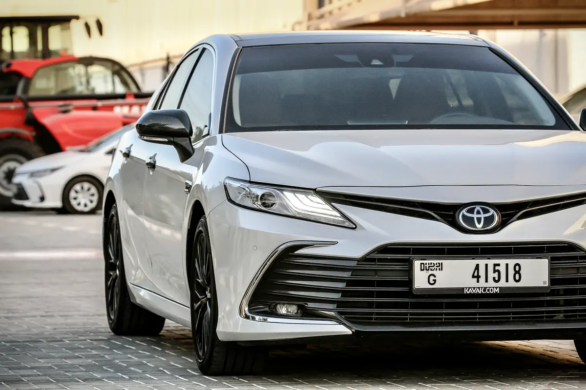 Toyota Camry 2023 — photo 1 of 13