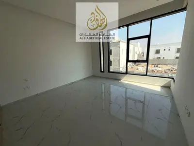 🔥 فيلا فاخرة للإيجار في الياسمين | 6 غرف، تشطيب سوبر ديلوكس، شارع رئيسي 🔥