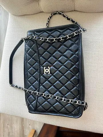 VINTAGE CHANEL BLACK LEATHER CROSSBODY BAG