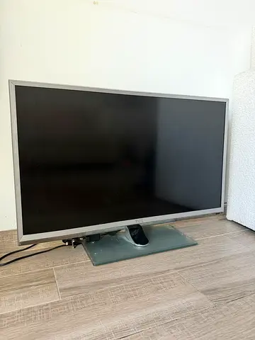 Flat panel TV/monitor with stand - working condition