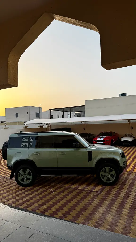 Land Rover Defender 2023 — photo 1 of 4