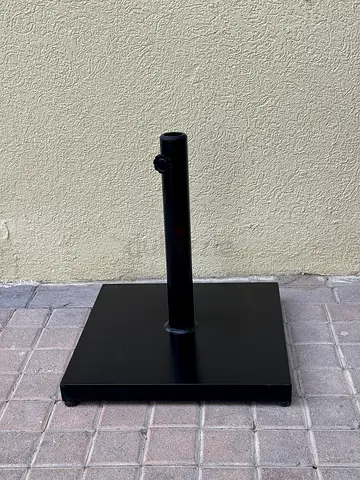 Sturdy black metal parasol/umbrella base (square)