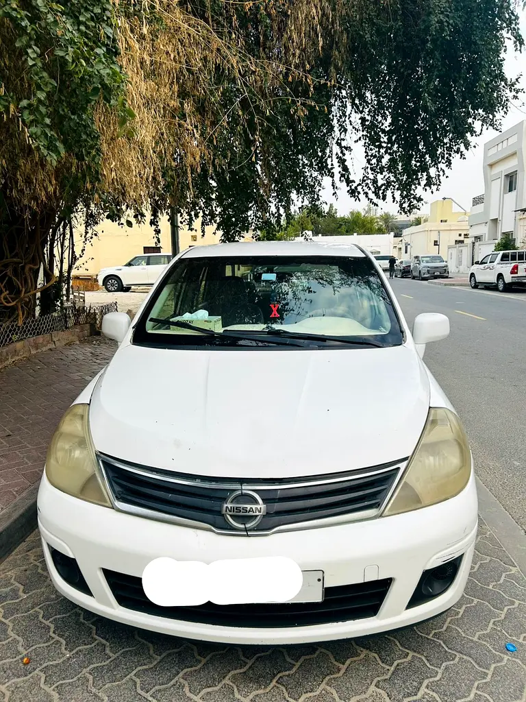 Nissan Tiida 2012 — photo 1 of 8