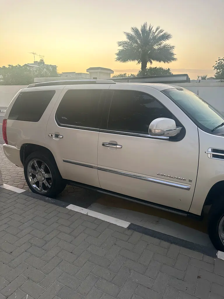 Cadillac Escalade 2008 — photo 1 of 8