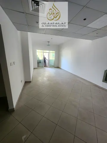 شقة غرفتين ماستر وصالة للإيجار في الشارقة المجاز 1 مع بلكونة وستور ومساحات مميزة وموقع حيوي قريب من جميع الخدمات